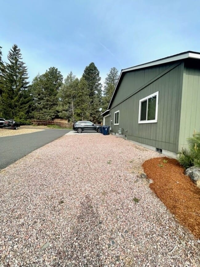 Building Photo - Beautiful 3 Bedroom Single Level home in SE Bend!