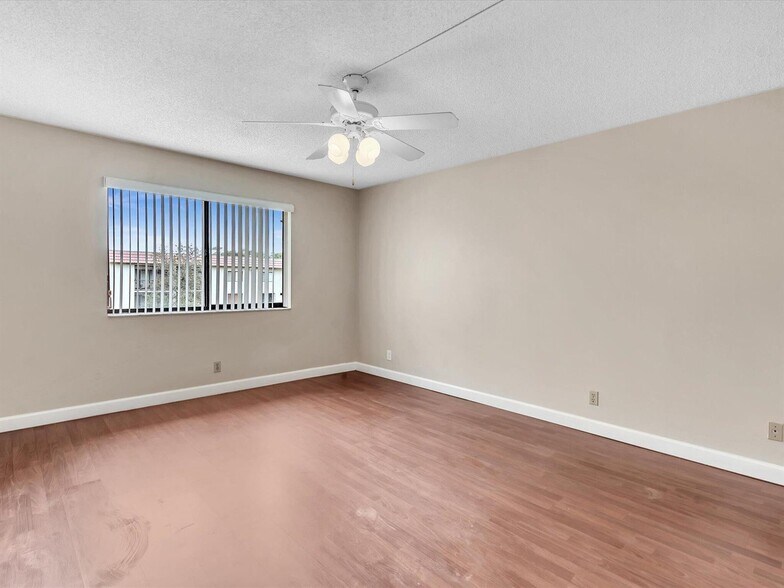 Building Photo - 16252 Laurel Dr