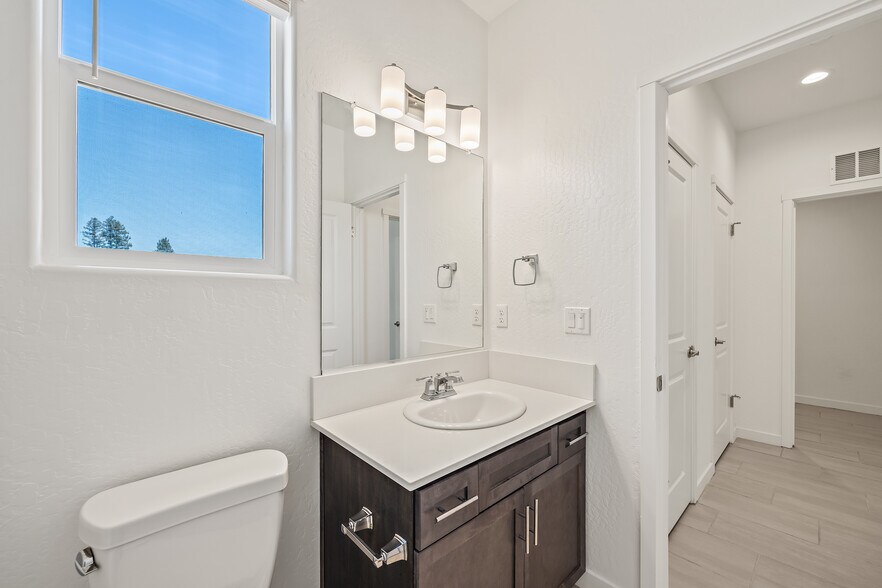 Building Photo - 821 Amanecer Ave