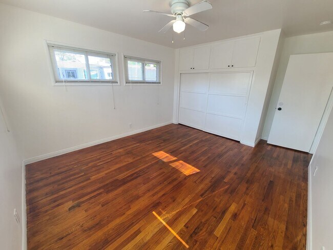 Building Photo - Spacious Ocean Beach 2 bed 1 bath just a f...
