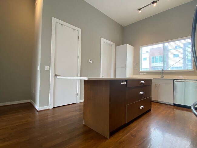 Building Photo - Live in the Heart of the Pearl District – ...