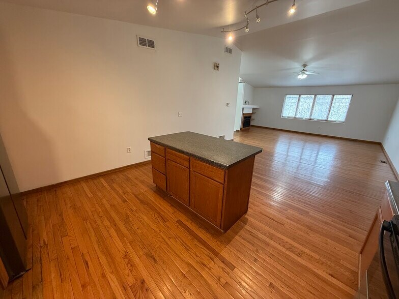Building Photo - 4002 Alvarez Ave