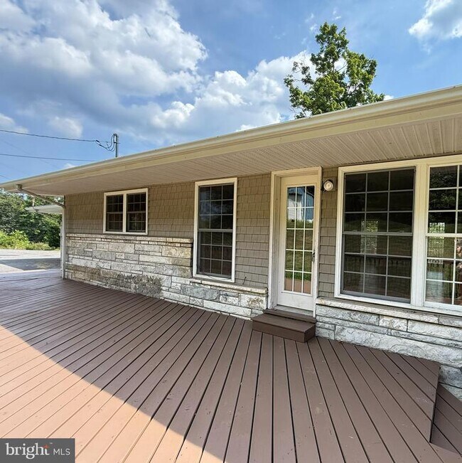 Building Photo - 7697 Hedgesville Rd