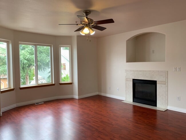 Building Photo - Split Level 4-bedroom, 3-bathroom Home in ...