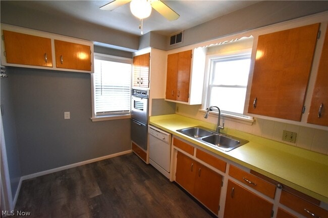 Building Photo - 2761 Forestview Ave