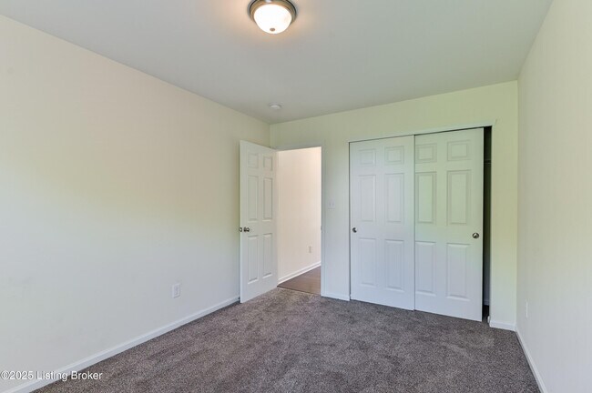 Building Photo - 220 Rockcrest Way