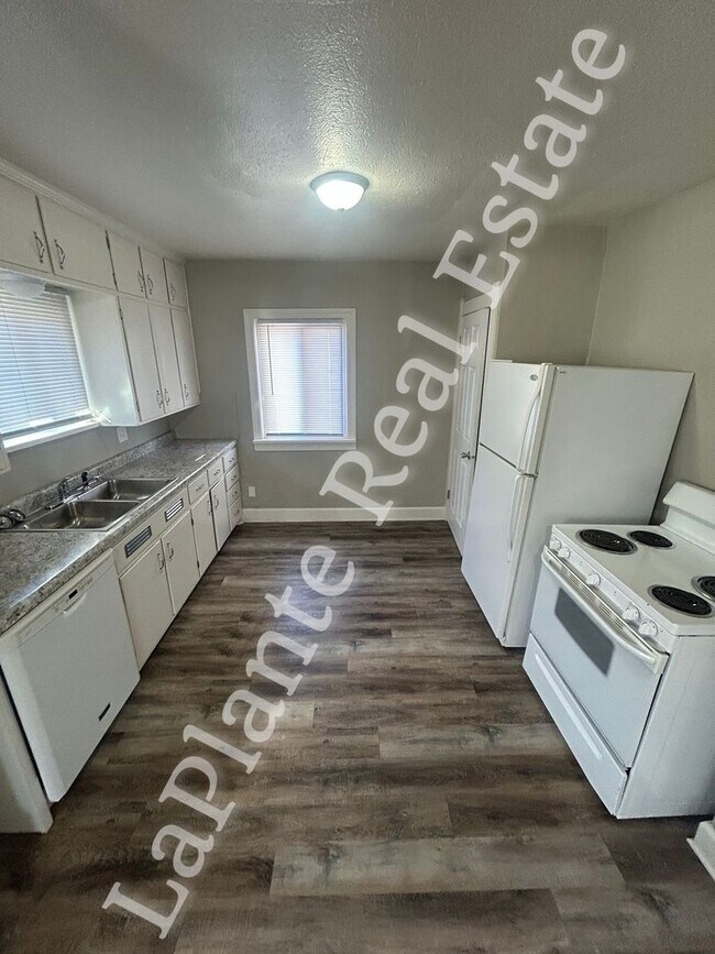 Building Photo - Bright Newly renovated Home in a Quiet West Toledo Neighborhood