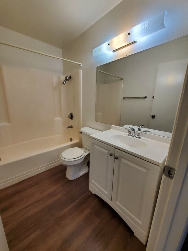 Building Photo - 3bd/2ba Home with Two Car Garage