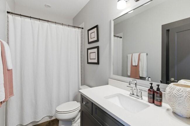 Building Photo - 1608 16th Ave N