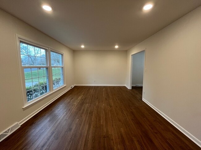 Building Photo - 908 Lynbrook Dr