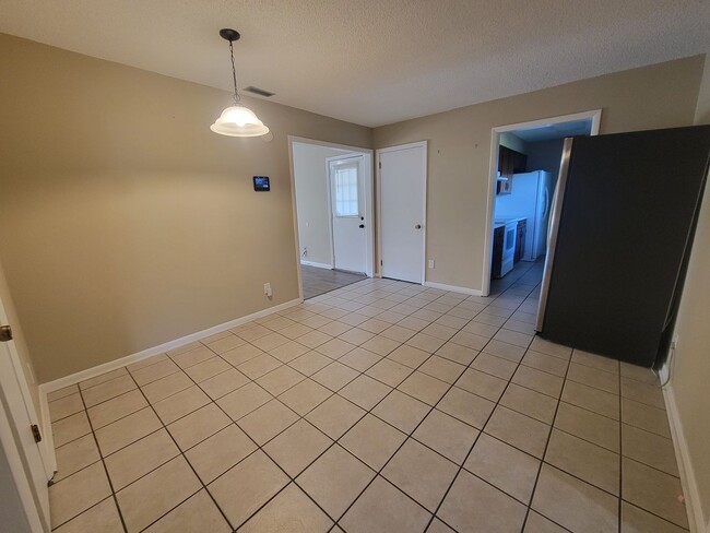 Building Photo - Home conveniently located