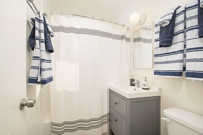 Building Photo - Beautiful 2 beds 1 bath apartment in Point Loma