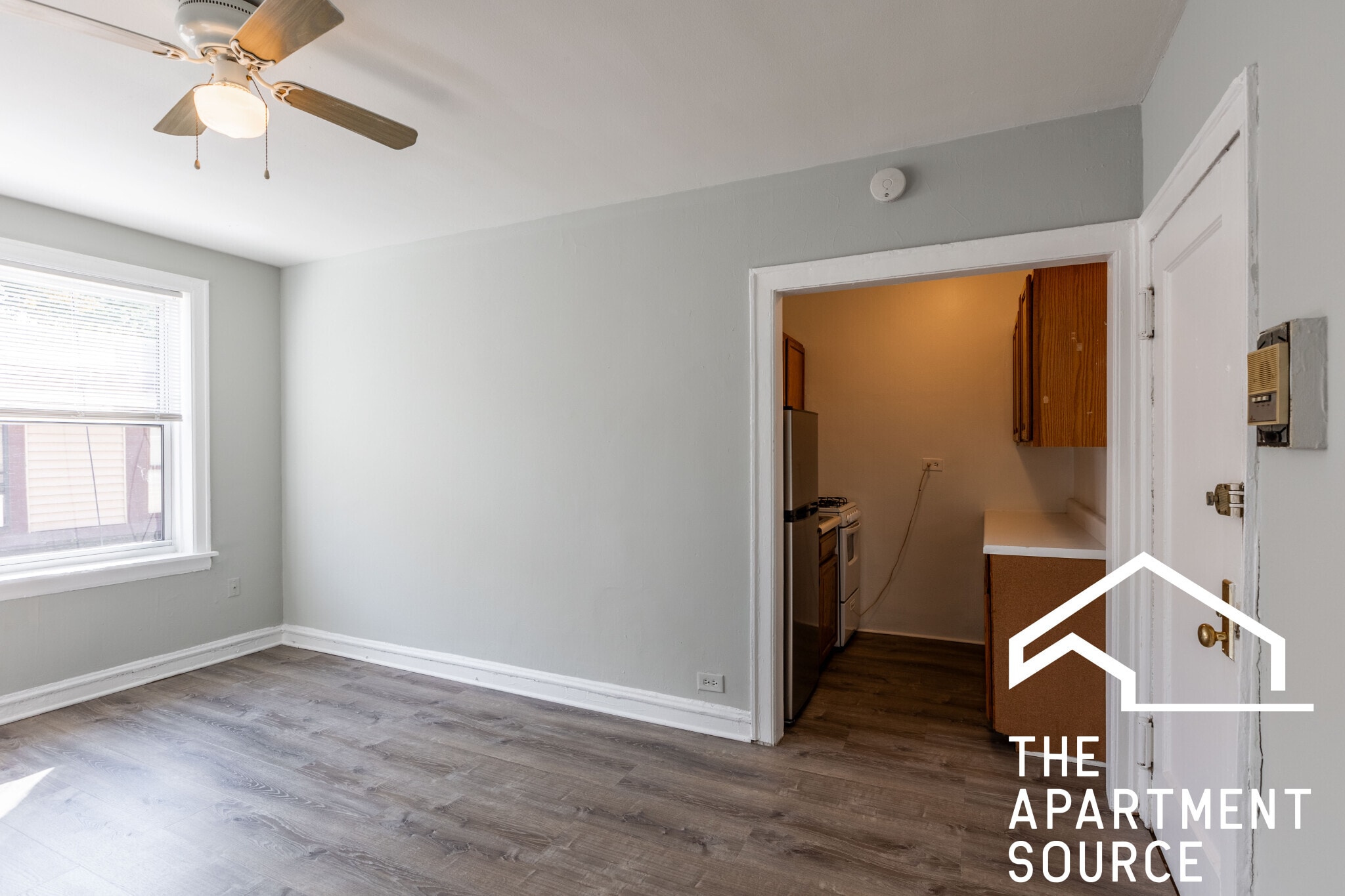 Building Photo - 717 W Belmont Ave