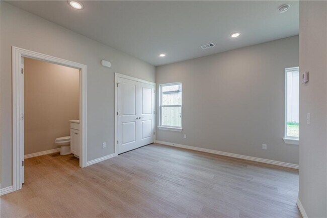 Building Photo - 2609 SW Lofoten St