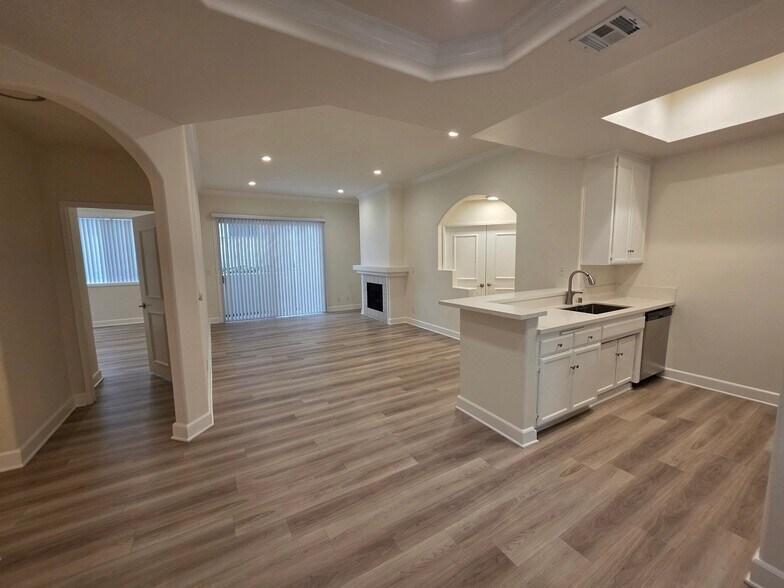 Building Photo - 2669 S Barrington Ave