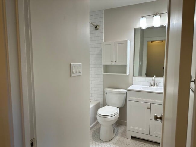 Building Photo - EPIC REA: 2 BR/1 BA Townhome w/ 1 Parking in Great Corte Madera