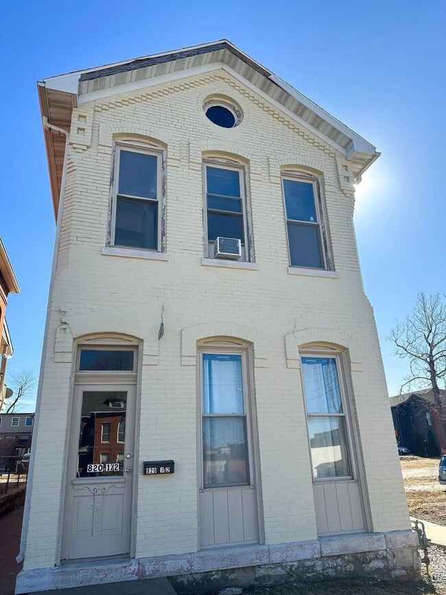 Building Photo - 820 York St