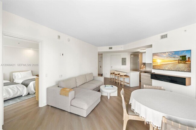 Building Photo - 1300 Brickell Bay Dr