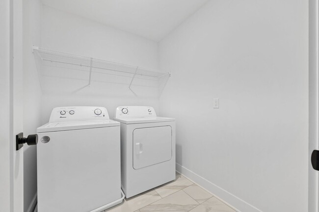 Building Photo - Lee Street B3