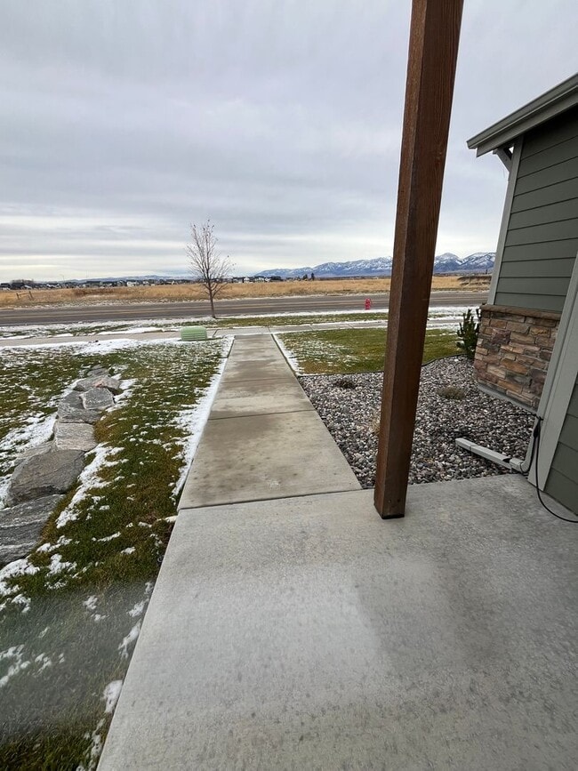 Building Photo - 3 bed 2.5 Bath Condo with 2 car garage