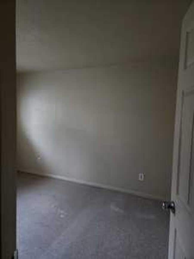 Building Photo - Leon Avenue - Nice Wood Cabinets