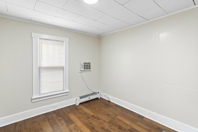 Building Photo - Spacious 3bdrm/1bath Home with large yard ...