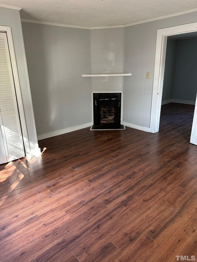 Building Photo - Your Own Home and Yard Centrally Located 3...
