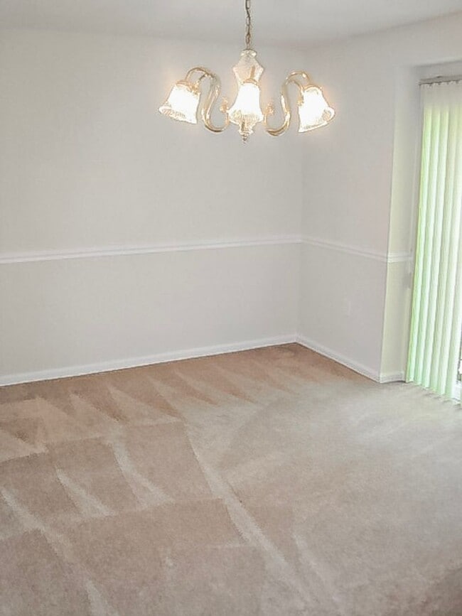Building Photo - Classic and Charming 3 Bedrood 2.5 Bathroo...