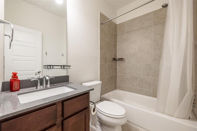 Building Photo - 1705 Roseburg Dr