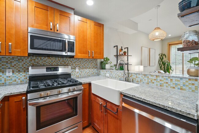 Building Photo - 5303 Satsuma Ave