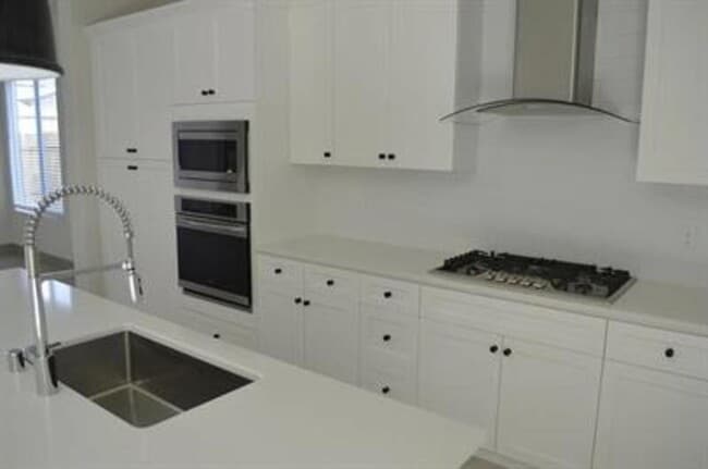 Building Photo - 2430 Bastidas Dr