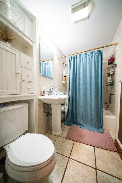 Building Photo - 202 Calumet St