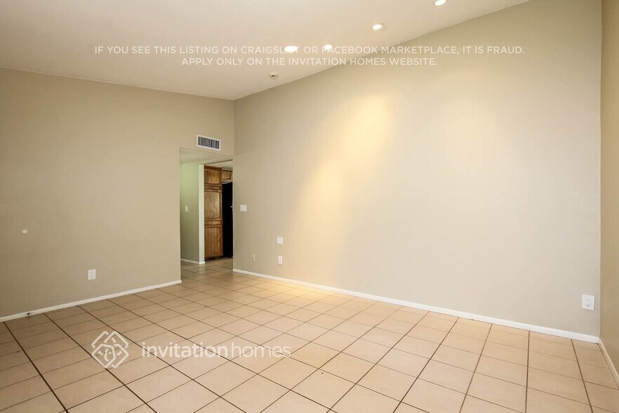 Building Photo - 5634 W Altadena Ave