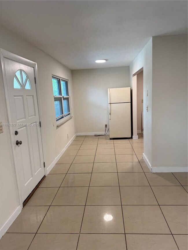 Building Photo - 4717 SW 33rd Ave