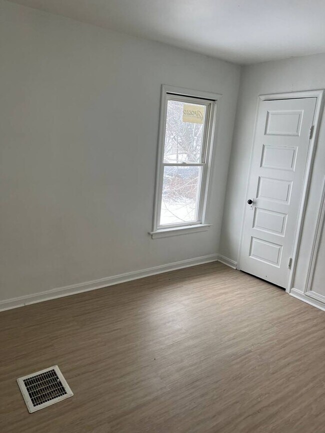 Building Photo - 853 E 155th St