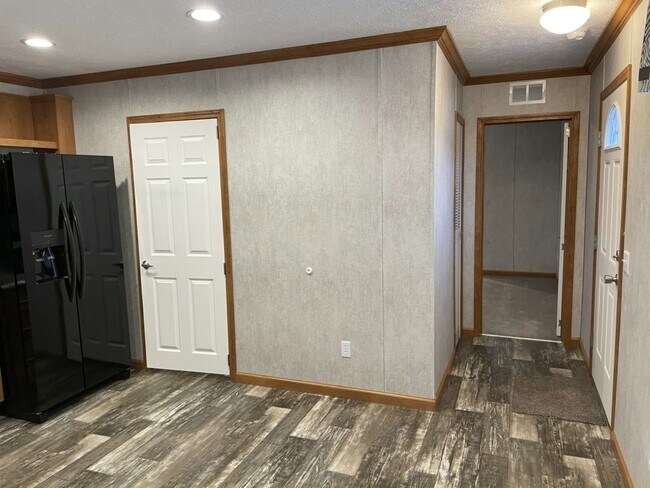 Building Photo - 638 Birchwood Dr