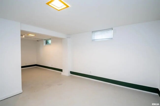 Building Photo - West Cindy Lane