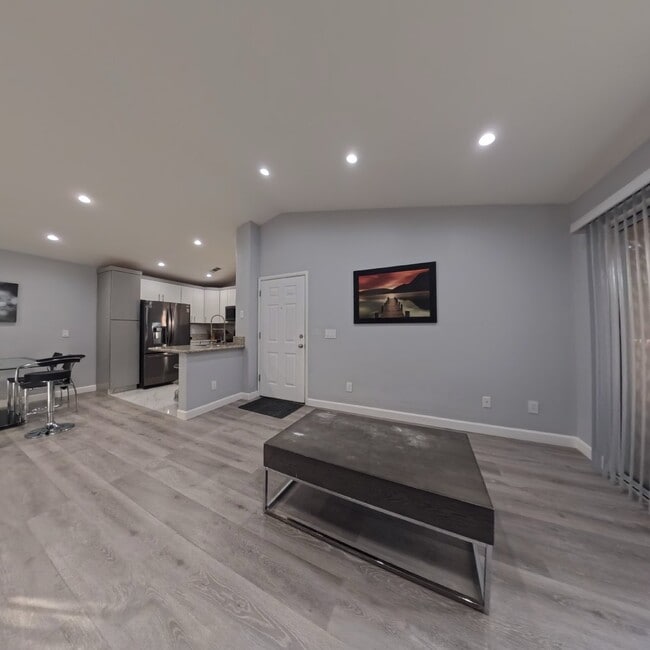 Building Photo - Highly Remodeled | 2nd Floor | Vaulted Ceilings