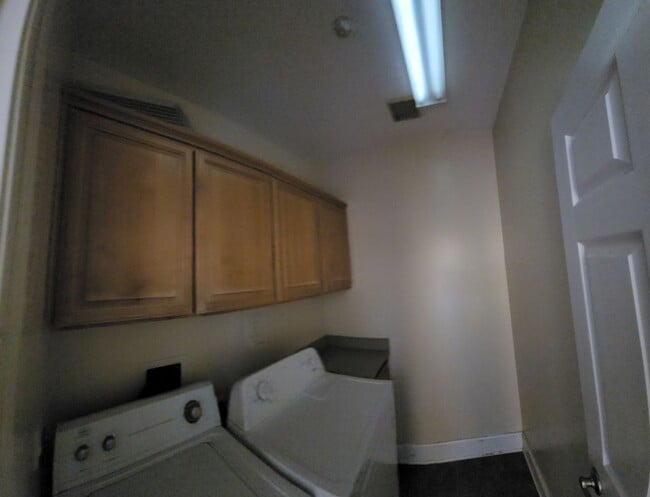 Building Photo - Super close to Poly- Approx. 1000 feet fro...