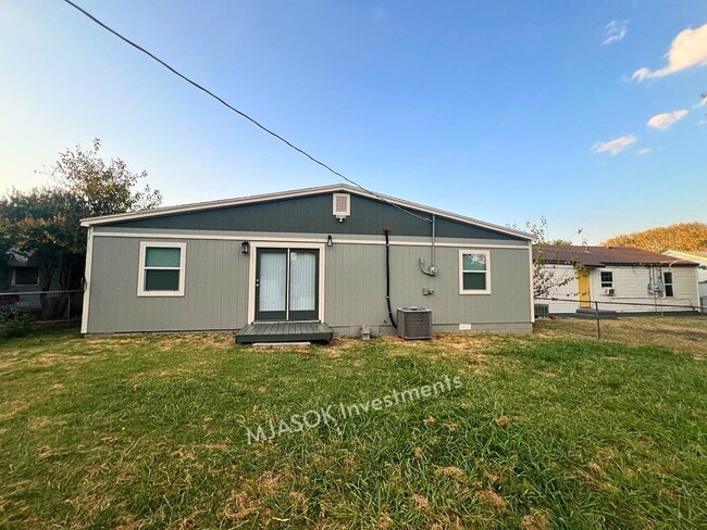 Building Photo - Renovated 4-Bed, 2-Bath Near Fort Sill — Fenced Yard & Carport