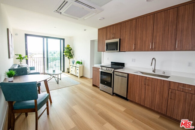 Building Photo - 2853 West Blvd