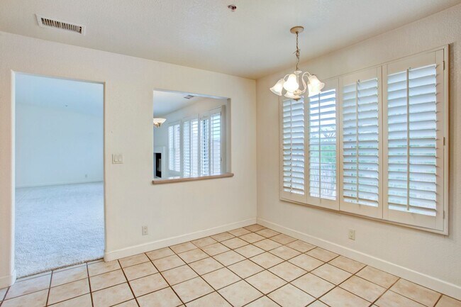 Building Photo - Bright & Airy 3bd/2bth End Unit Condo in F...