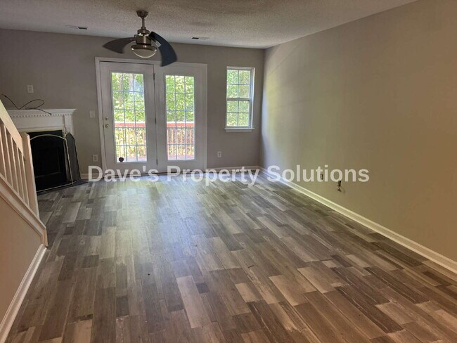 Building Photo - Beautiful and Spacious Townhome
