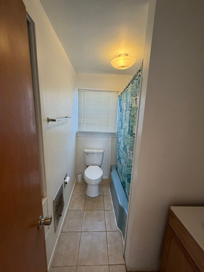 Building Photo - 3 Bed 1 Bath Home