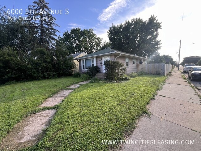 Building Photo - 3 Bed 1 Bath Single Family Home W/ Fenced ...