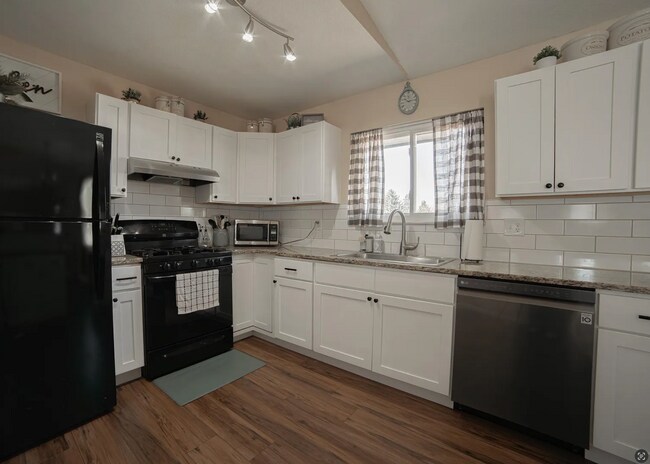 Building Photo - Single Family Home | 3 Bed 3 Bath /w walko...