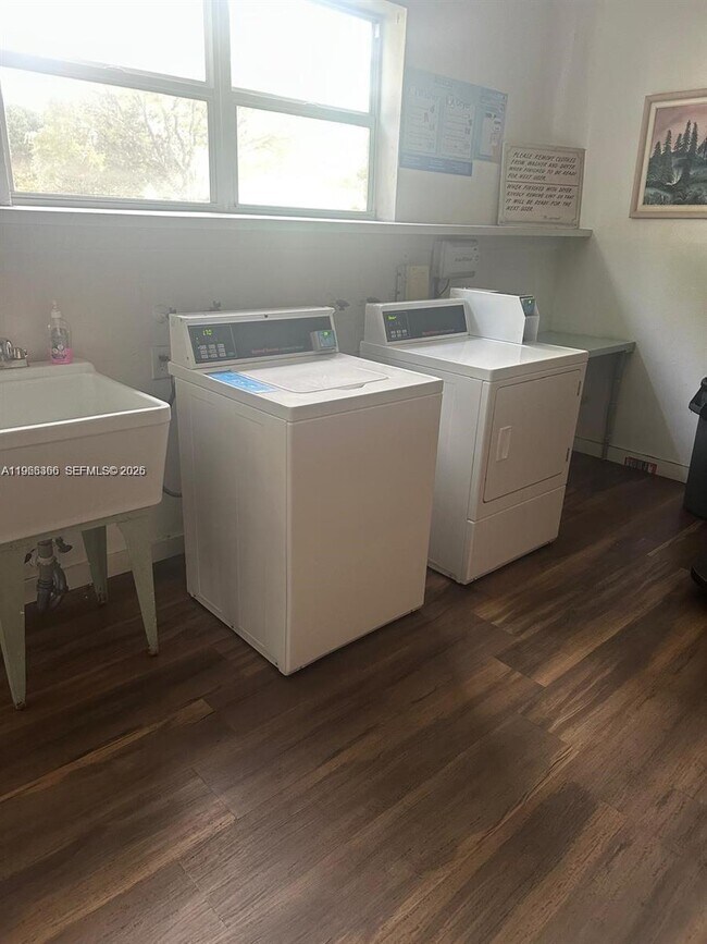 Building Photo - 851 NE 14th Ave