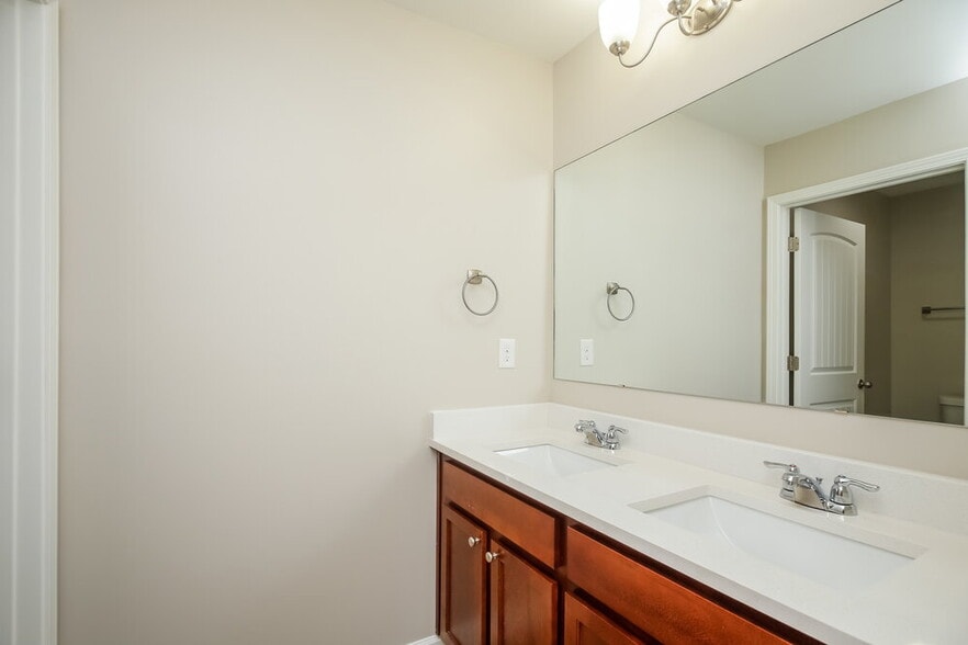 Building Photo - 213 Hollyhock Ln