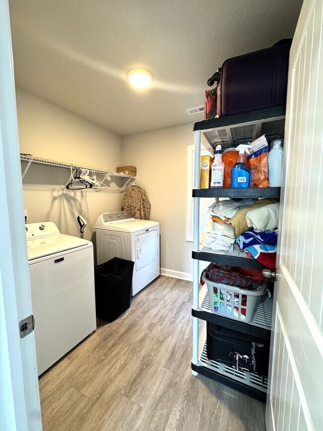 Building Photo - Beautiful Home! Convenient to Camp Lejeune!