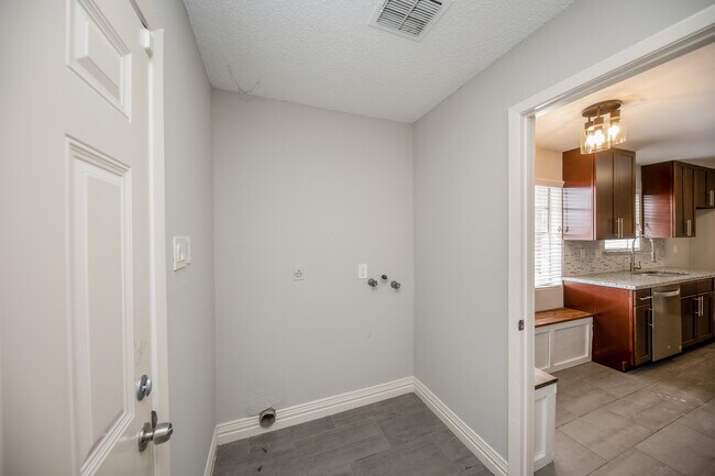 Building Photo - 451 Gentilly Dr